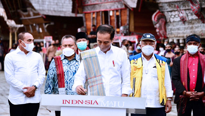 Caption1: Presiden Jokowi saat meresmikan Penataan Kampung Ulos Hutaraja Kabupaten Samosir, Rabu (2/2/2022). (FOTO: Biro Komunikasi Publik Kementerian PUPR RI)Caption2: Penampakan Kampung Ulos Hutaraja Kabupaten Samosir usai direvitalisasi Kemen