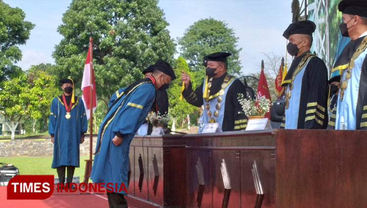 Kepala Staf TNI Angkatan Darat (KASAD), Jenderal TNI Dudung Abdurachman SE MM memimpin wisuda mahasiswa Poltekad. (Muhammad Dhani Rahman/TIMES Indonesia)