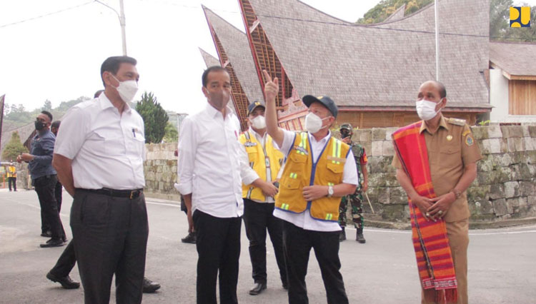 Presiden RI Jokowi saat meninjau lokasi Sarhunta berupa homestay di Desa Lumban Suhi-Suhi atau sekitar Kampung Ulos Hutaraja, Kecamatan Pangururan, Kabupaten Samosir, Kamis (3/2) 2022). (FOTO: Biro Komunikasi Publik Kementerian PUPR RI)