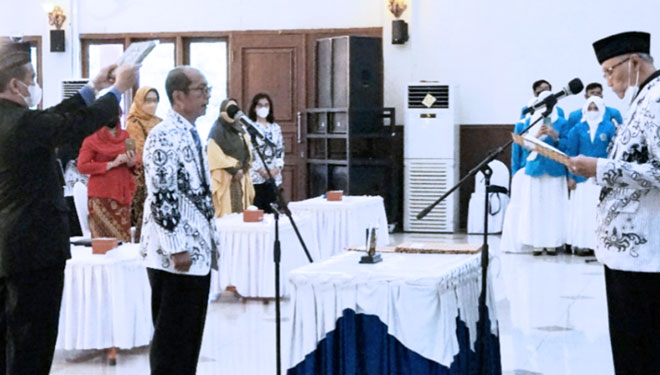Dr. Supri Wahyudi Utomo (kiri) dilantik sebagai Rektor Unipma Madiun masa bakti 2022-2026. (Foto: Humas Unipma Madiun for TIMES Indonesia)
