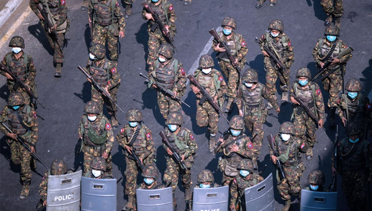 Tentara Myanmar berjalan di sepanjang jalan selama protes terhadap kudeta militer di Yangon, Myanmar, 28 Februari 2021.(FOTO: Al Jazeera/Reuters)