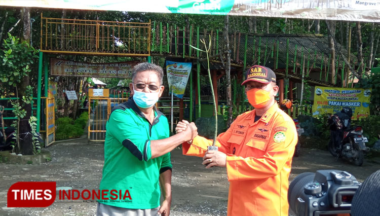 Penanaman ratusan pohon mangrove sekaligus bakti sosial ini diserahkan langsung oleh Kepala KPP Cilacap kepada pengelola objek wisata Hutan Payau dan warga sekitar. (FOTO: Estanto Prima Yuniarto/TIMES Indonesia)
