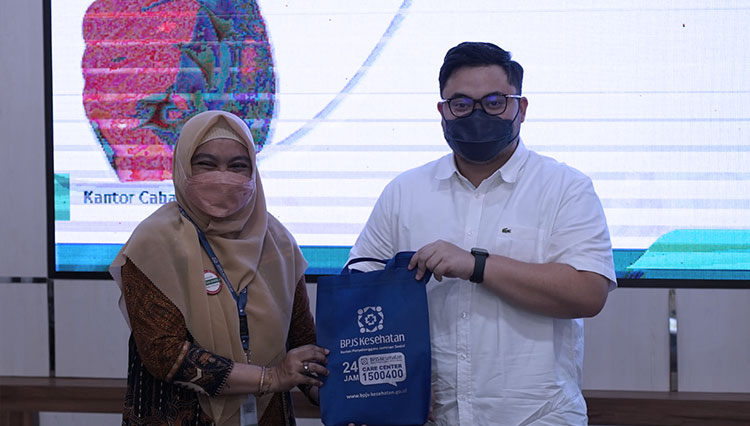 Bupati Kediri menerima kenangan dari Kepala BPJS Kesehatan Kantor Cabang Kediri (Foto: Diskominfo Kabupaten Kediri)