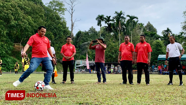 Founder Yayasan Herry Center Abdya, Herry Sunanda, SE menendang bola sebagai pertanda Herry Center Cup I dibuka. (FOTO: T. Khairul Rahmat Hidayat/TIMES Indonesia)