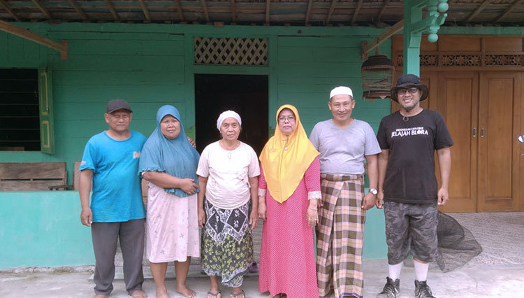 Beberapa kerabat dan ahli waris makam Mbah Nadhori bersama tim jelajah Blora foto bersama di depan rumah peninggalan almarhum. (Foto: Firmansyah/TIMES Indonesia)