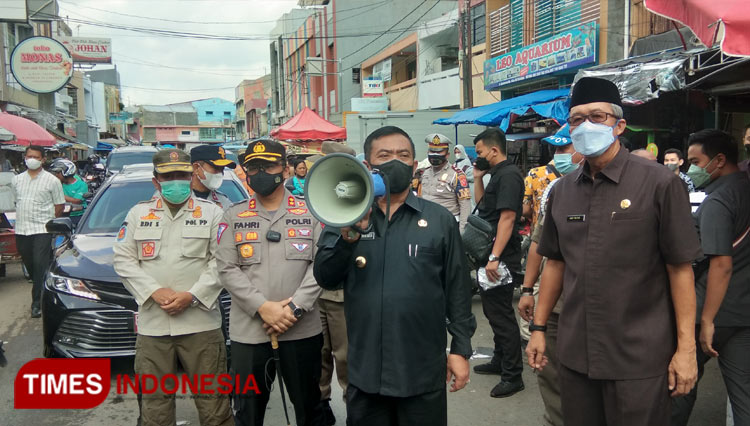 Kasus Covid-19 Naik, Wali Kota Cirebon Bagikan Masker di Pasar