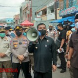 Kasus Covid-19 Naik, Wali Kota Cirebon Bagikan Masker di Pasar