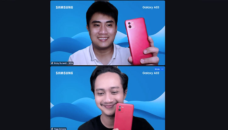 Konten Kreator, Yoga Arizona saat menunjukan ponsel Samsung Galaxy A03 sebagai ponsel penunjang konten. (Foto: Tangkapan Layar/TIMES Indonesia)