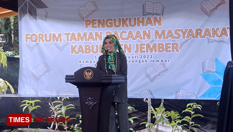 Bunda Literasi, Kasih Fajarini saat menyampaikan sambutan dalam pengukuhan forum TBM di Taman Batja Patrang. (FOTO: Siti Nur Faizah/TIMES Indonesia)