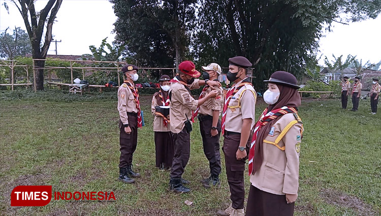 Danramil 1205/Rjp Kapten Czi Rohadi saat penyematan tanda latihan dasar pendukung dan peserta latihan. (FOTO: Anton/TIMES Indonesia)