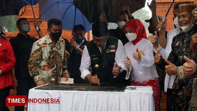 Gubernur Jawa Barat Ridwan Kamil didampingi Istri dan Walikota Cirebon Nashrudin Azis menansatangani prasasti alun-alun Sangkala Buana. (Foto. Muslimin/TIMES indonesia)