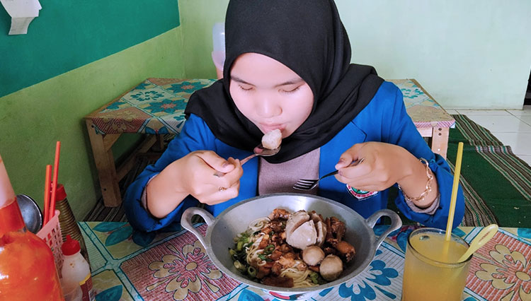 Experience Enjoying Your Dish On A Wok With Mie Ayam Wajan Pacitan