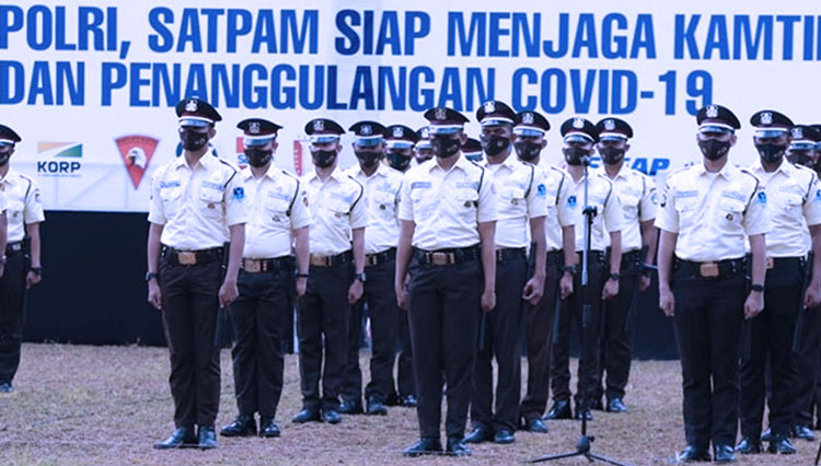 Satpam dengan seragam barunya berwarna krem yang tidak akan dibebankan kepada anggota satpam itu sendiri. (FOTO: Dok. Humas Polri)