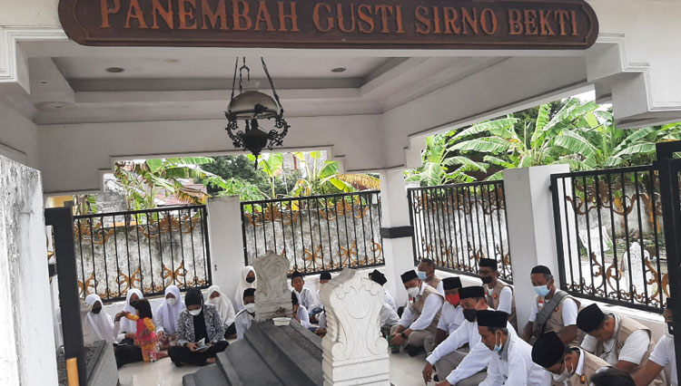 Peringati Hari Jadi Sidoarjo, BHS Ziarah Makam Bupati Pertama - TIMES ...