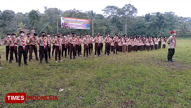 penyematan-tanda-latihan-dasar-pendukung-dan-peserta-latihan.jpg