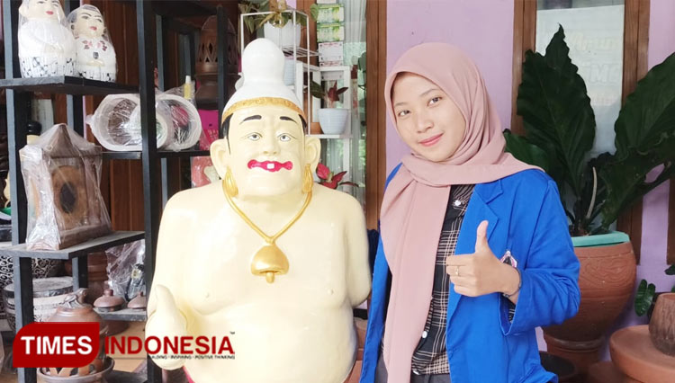 Mahasiswa PKL STKIP PGRI Pacitan dan produk Gerabah Arum Purwoasri bernilai jutaan rupiah. (FOTO: Suci Fitrianingsih For TIMES Indonesia)