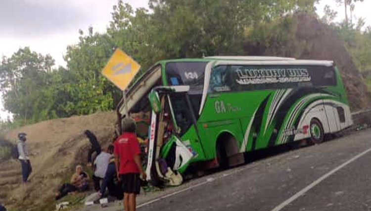 Kondisi Bus pariwisata GA Trans yang mengalami kecelakaan di Jalan Imogiri-Mangunan, Desa Mangunan, Dlingo, Bantul, Yogyakarta. Tepatnya di dekat turunan Bukit Bego, Minggu (6/2/2022). (FOTO: Totok Hidayat/ TIMES Indonesia)