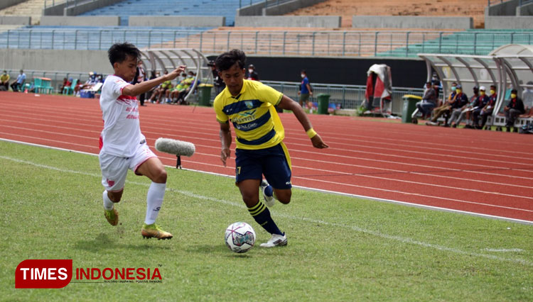 Pemain Gresik United dan Alesha FC bermain di Gelora Joko Samudro. (Foto: Akmal/TIMES Indonesia).