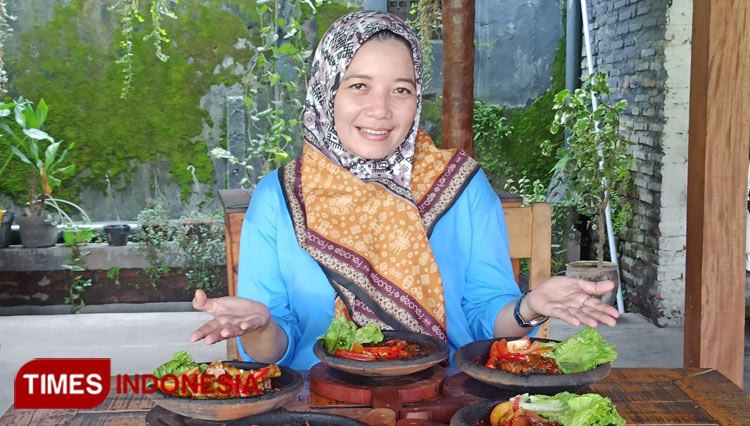 Nike Dwi Puspitasari pelopor Sambal Gami Mbak Nike di Kabupaten Jember. (Foto: Siti Nur Faizah/TIMES Indonesia)