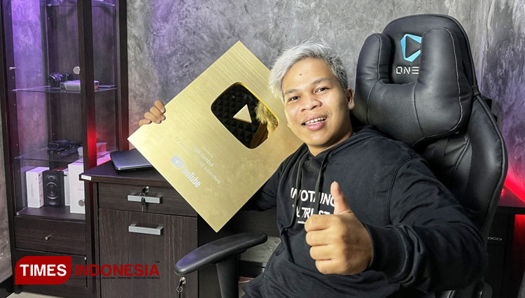Yoga Gembul, YouTuber Ngawi mendapatkan golden play button. (Foto: Yoga For TIMES Indonesia)