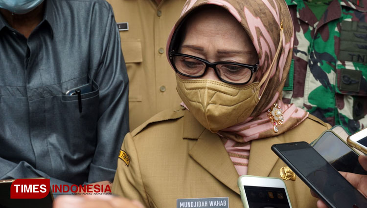 Bupati Jombang Mundjidah Wahab saat memberikan keterangan terkait naiknya Covid-19 di Jombang usai rapat koordinasi di ruang Swagata Pendopo Jombang, Senin (7/2/2022). (FOTO : Rohmadi/TIMES Indonesia)