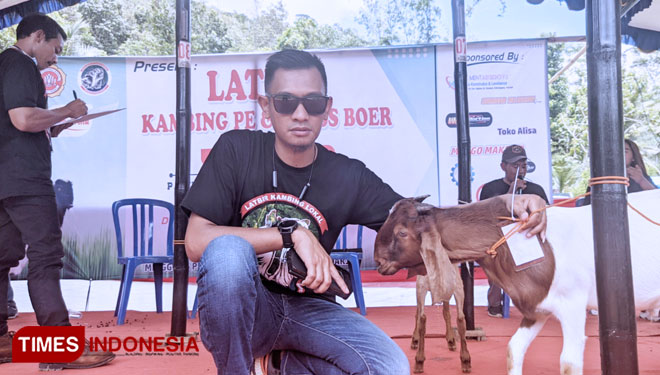 Founder Margono Farm Foundation, Dodik Prahcoyo gencar sosialisasi pemberdayaan ternak kambing lewat Latber di Pacitan. (FOTO: Yusuf Arifai/TIMES Indonesia) 