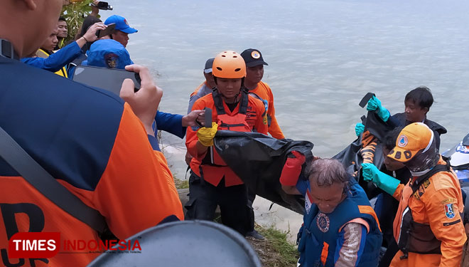 Petugas berhasil menemukan jenazah Irfan (9), salah satu korban kecelakaan perahu di Waduk Gondang, Senin (7/2/2022). (FOTO: MFA Rohmatillah/ TIMES Indonesia)
