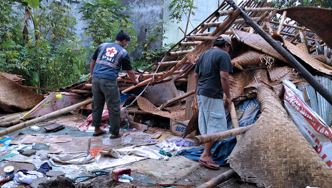 Rumah yang kondisinya ambruk di Desa Kudaile Tegal. (Foto : Posko PMI Kabupaten Tegal For Times Indonesia)