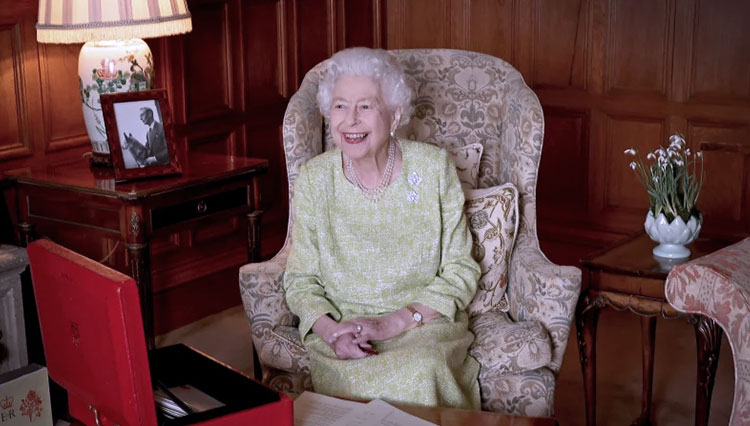 Ratu Elizabeth berfoto di Kastil Sandringham, Norfolk, Inggris, Rabu (2/2/2022). (Foto: Chris Jackson—Buckingham Palace/AP)