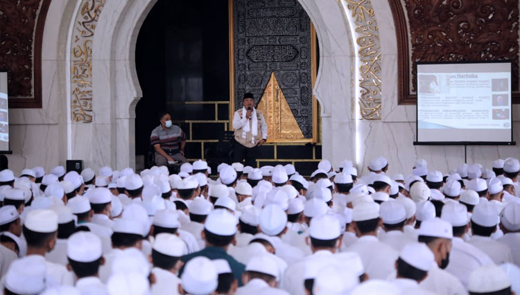 Kasat Binmas AKP H. Iwan, saat memberikan Pembinaan dan Penyuluhan kepada seluruh santri di Masjid Al Fattah Pesantren Idrisiyyah Kabupaten Tasikmalaya. (FOTO: Dok.Humas Polres Tasikmalaya)