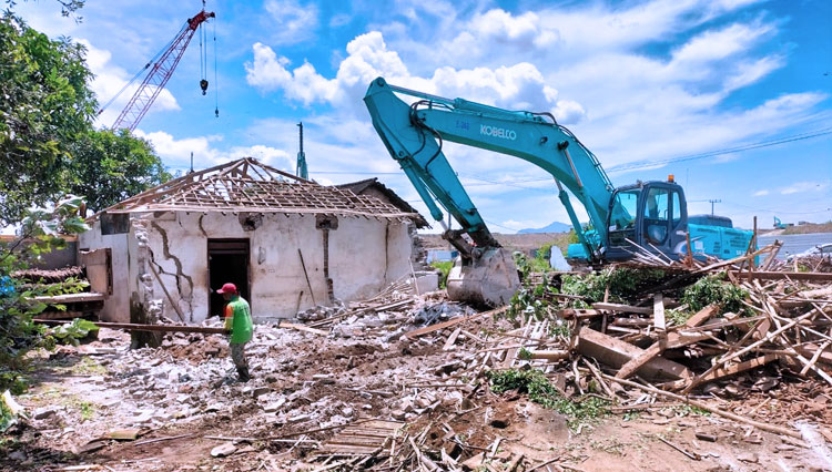 Pengadilan Negeri Kabupaten Kediri Kosongkan Rumah Terakhir di Lahan Pembangunan Bandara