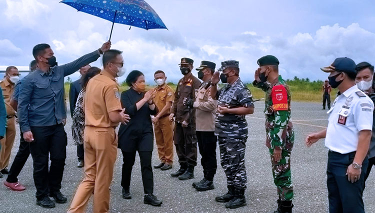 Danlanal Morotai Letkol Laut (P) Amin Wibowo S.T dan Bupati Pulau Morotai Benny Laos bersama jajaran Forkopimda saat menyambut kedatangan Ketua DPR-RI Puan Maharani di Bandara Leo Watimena Pulau Morotai, (8/2/2022). (Foto: Jun For TIMES Indonesia)