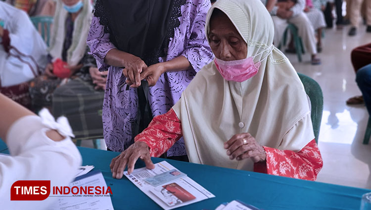 Keluarga penerima manfaat KKS PPKM saat mengantri di Pendopo Kecamatan Srono (Foto: Rizki Alfian/TIMES Indonesia)
