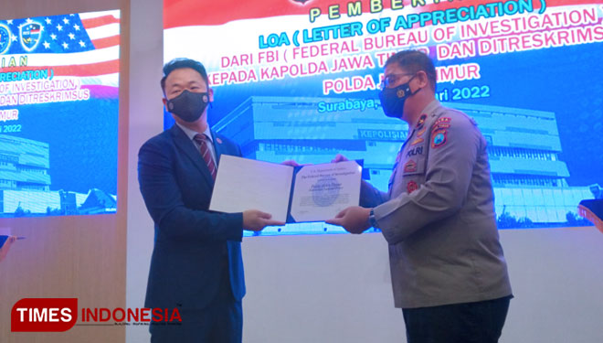 Polda Jatim saat menerima penghargaan atau LOA (Letter Of Appresiation) dari FBI, Selasa (8/2/2022). (FOTO: Khusnul Hasana/TIMES Indonesia)