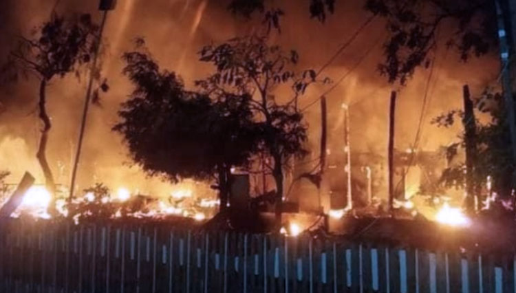 Sebuah-rumah-yang-terkena-serangan-udara-junta-2.jpg