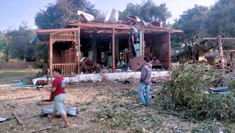Sebuah-rumah-yang-terkena-serangan-udara-junta.jpg