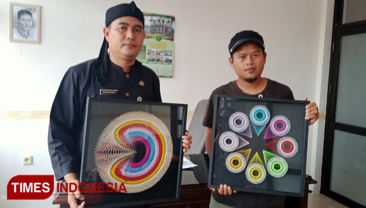 Winardi Hidayat,S.IP.,M.Si., Camat Sukarame bersama Dian seorang pelukis String Art, menunjukkan hasil karyanya. (Foto: Anton/ TIMES Indonesia)