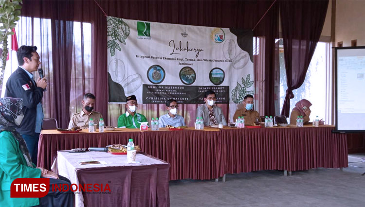 Suasana Loka Karya Angkat Potensi Kopi Desa Jambuwer yang dilakukan Mahasiswa Unira Malang. (FOTO: Binar Gumilang/TIMES Indonesia).