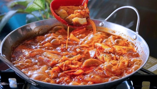A delicious serving of Tteokbokki (Korean rice cake with spicy sauce), favored by the youths. (PHOTO: Instagram Kirin Kimbab)