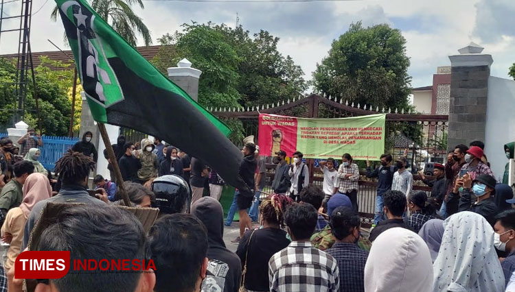 Ratusan mahasiswa Jogja menggelar aksi solidaritas Warga Wadas, Purworejo. (FOTO: Fajar Rianto/TIMES Indonesia)