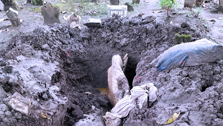 Foto makam almarhum Siti Kalsum yang rusak dan diambil tali pocongnya. (Foto: dokumen warga for TIMES Indonesia)