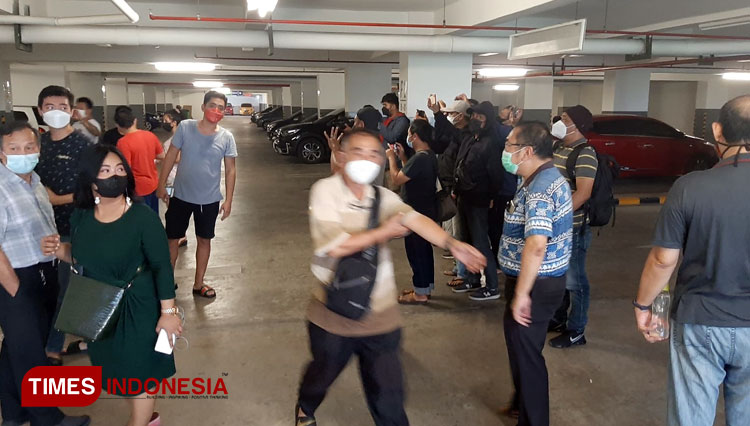 Foto : Penghuni Apartemen Puncak CBD Wiyung Surabaya Jalan Keramat I, Jajar Tunggal, Wiyung, Surabaya melakukan unjuk rasa atas kenaikan IPL tanpa pemberitahuan, Rabu (9/2/2022). (FOTO: Lely Yuana/TIMES Indonesia)