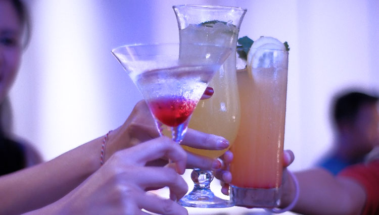 Pesta cocktail di Fairfield by Marriott Bali. (Foto: Fairfield by Marriott Bali)