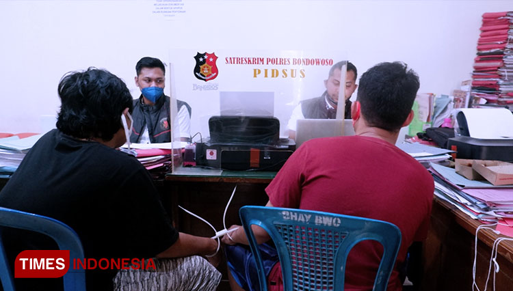 Proses pemeriksaan terduga penadah kamera hasil curian bernilai puluhan juta rupiah di Mapolres Bondowoso (FOTO: Moh Bahri/TIMES Indonesia)