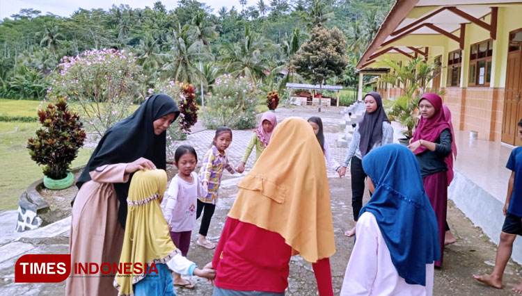 Melly Istanti (19) Mahasiswa STKIP PGRI Pacitan sedang memberikan les Bahasa Inggris gratis untuk anak-anak. (FOTO: Riska Fitriana For TIMES Indonesia)