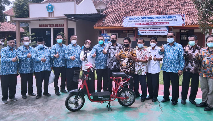 SMK Bhakti Praja Adiwerna Kabupaten Tegal meluncurkan produk Scootic Lithium Innovation. (Foto: Dimas Reza Yogatama For Times Indonesia)