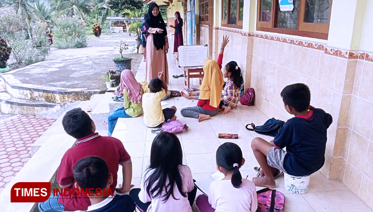 Suasana-les-Bahasa-Inggris-diselingi-dengan-permainan-agar-tidak-jenuh.jpg