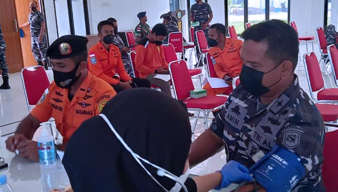 Komandan Pangkalan TNI AL Morotai Letkol Laut (P) Amin Wibowo, S.T saat memeriksa kesehatan untuk menerima Vaksinasi Boster Covid-19. Kamis, 10 Februari 2022. (Foto: Jun For TIMES Indonesia).
