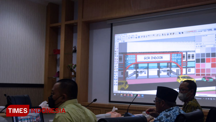 menerima-paparan-pembangunan-GOR-Indoor.jpg