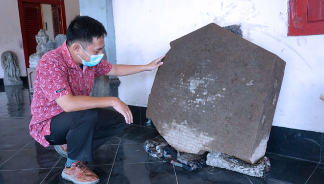 Prasasti yang ditemukan pada situs Gemekan, Sooko, Kabupaten Mojokerto yang saat ini berada di Kantor BPCB Jatim, Kamis (10/2/2022). (Foto: Dok. TIMES Indonesia) 